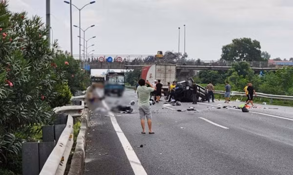 Xe ô tô 7 chỗ lật ngửa trên cao tốc Cầu Giẽ - Ninh Bình, nhiều người thương vong