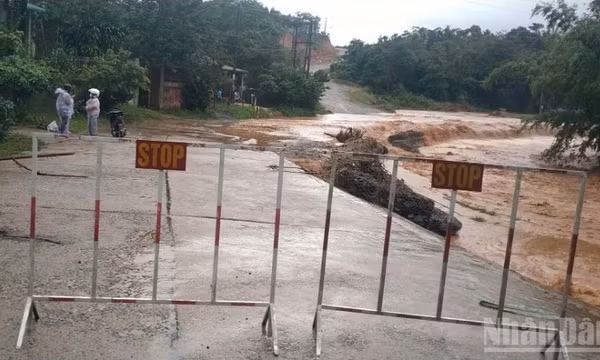 Quảng Trị: Cứu 4 người trong xe ô-tô bị lũ cuốn trôi