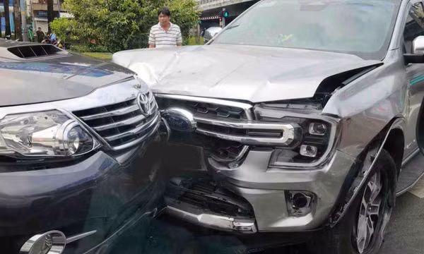 Ôtô nổ lốp, va chạm với nhiều xe khác dưới cầu Nguyễn Tri Phương ở TPHCM