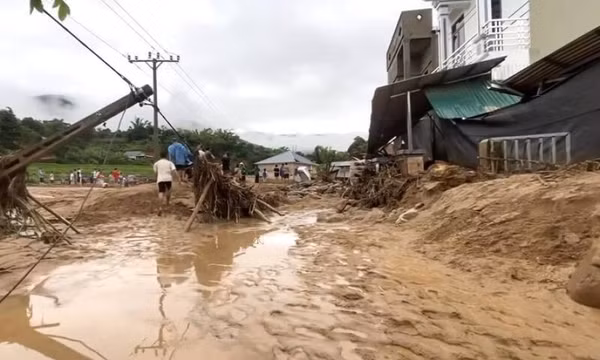 2 người chết, 2 người mất tích, hàng chục nhà bị cuốn trôi sau lũ quét ở Sơn La