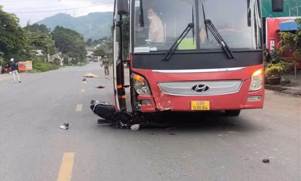 Vượt ẩu giữa lúc tắc đường, xe khách tông nam sinh ở Lâm Đồng tử vong