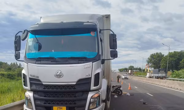 Tông vào đuôi xe tải đỗ bên quốc lộ, 3 bà cháu ở Đắk Lắk tử vong
