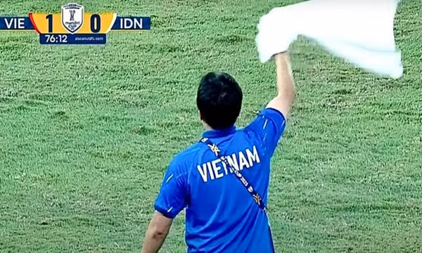 Lý do ban huấn luyện U23 Việt Nam vẫy khăn trắng trong trận chung kết U23 Đông Nam Á
