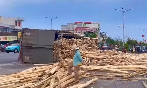 Xe chở gỗ lật đè chết thiếu niên: 2 người đi đường khác thoát chết trong gang tấc