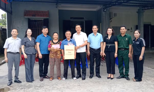 Chủ tịch Ủy ban MTTQ tỉnh thăm, tặng quà người có công