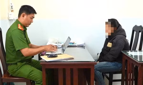 Một phụ nữ đeo kính đen chạy xe máy không biển số, cướp 20 thùng bia theo 'kiểu lạ'