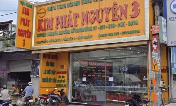 Tên cướp tiệm vàng thoát được nữ nhân viên nhưng không thoát khỏi công an