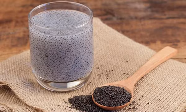 5 tác dụng phụ bất ngờ khi uống nước hạt chia sai thời điểm