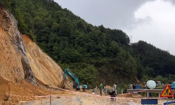 Đất đá bất ngờ đổ ập tại Lai Châu, chồng bị cuốn trôi, vợ xuống xe đi bộ nên thoát nạn