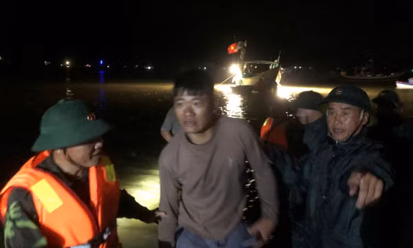 Hà Tĩnh: 34 người trên thuyền câu mực bị sóng đánh chìm được đưa vào bờ an toàn