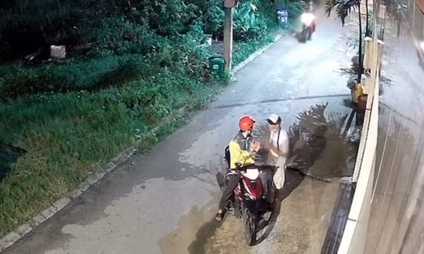 Bắt giữ nam thanh niên giật hơn 100 tờ vé số của người khuyết tật ở TPHCM