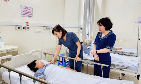 Thăm hỏi, động viên người bị thương vụ lật tàu du lịch