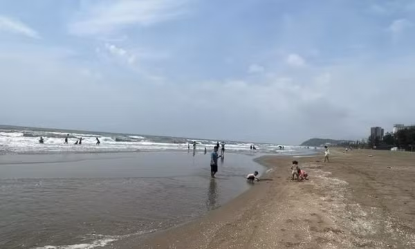 Rơi khỏi phao tắm trên biển Sầm Sơn, 1 trẻ mất tích, 1 trẻ nguy kịch