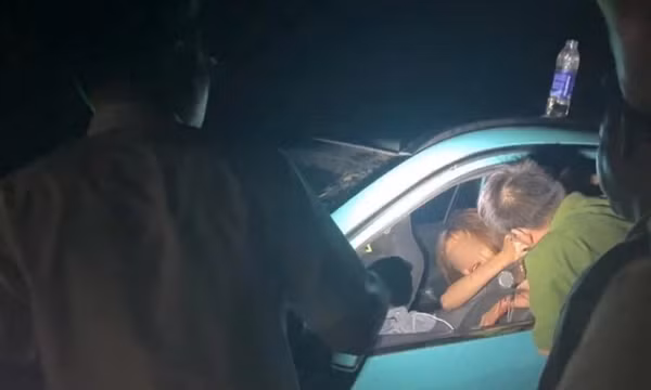 3 giờ nghẹt thở giải cứu cô gái bị thanh niên dùng dao khống chế trên taxi