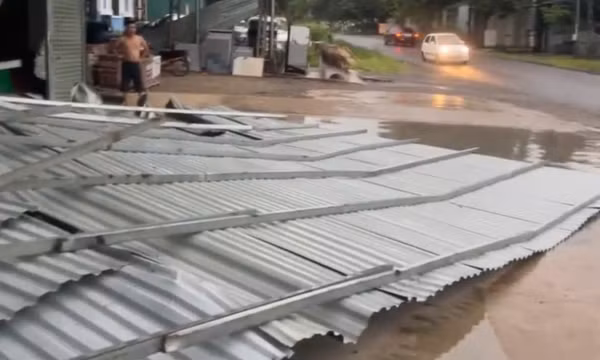 Bị mái tôn bay trúng do giông lốc, một người ở Phú Thọ tử vong