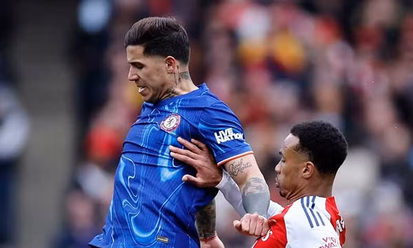 Lý do Chelsea và Aston Villa bị UEFA phạt rất nặng