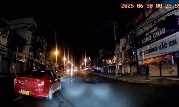 Xe con liên tục lạng lách, đánh võng tạt đầu phương tiện lưu thông trên Quốc lộ 20