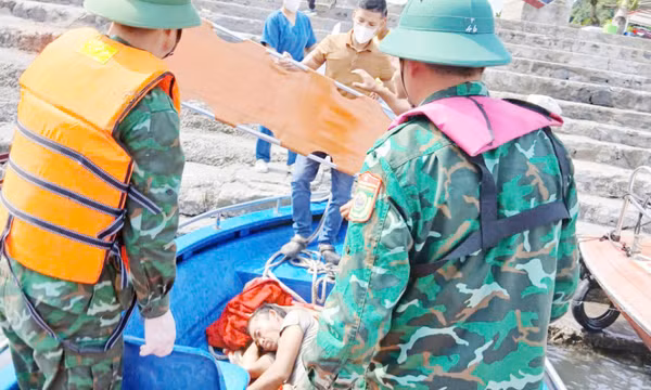 Đồn Biên phòng Ngọc Vừng: Cứu nạn kịp thời một ngư dân bị tời lưới quấn gãy chân trên biển