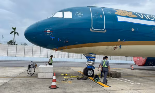 Hàng loạt chuyến bay tiếp tục bị hủy hoãn do bão số 3 Wipha