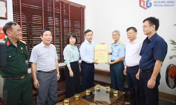 Đồng chí Chủ tịch UBND tỉnh thăm, tặng quà người có công với cách mạng