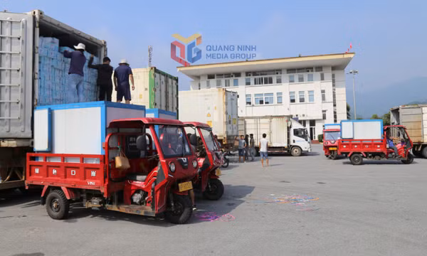 Hoạt động xuất nhập khẩu tại cửa khẩu Bắc Phong Sinh tiếp tục tăng trưởng