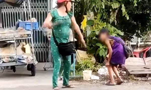 Không bán hết vé số, hai bé bị cô ruột dùng khúc cây 1m đánh tới tấp