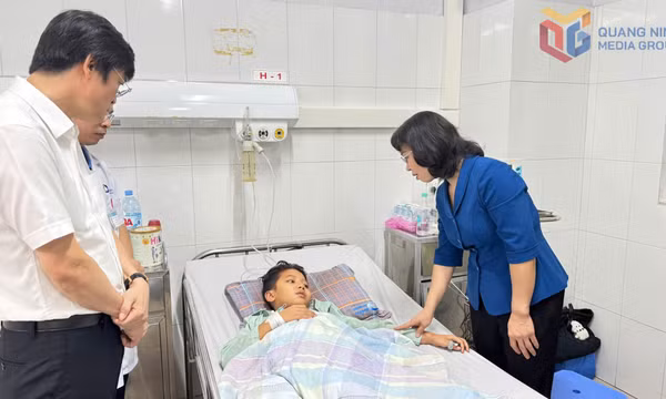 Đồng chí Phó Bí thư Thường trực Tỉnh ủy, Chủ tịch HĐND tỉnh thăm hỏi, động viên người bị thương vụ đắm tàu du lịch