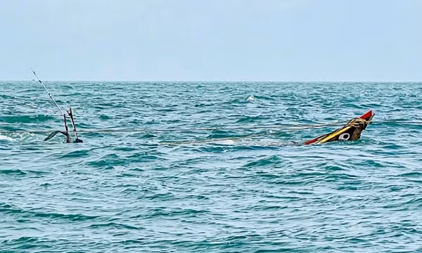 Trục vớt ghe cá bị chìm ở Cần Giờ, hai ngư dân may mắn thoát nạn