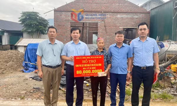 Xã Hải Sơn: Trao kinh phí hỗ trợ xây dựng, nâng cấp nhà ở cho 7 hộ gia đình khó khăn 