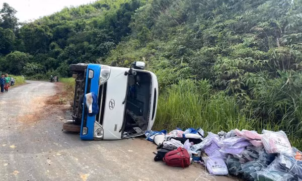 Xe khách chở sinh viên đi trao quà từ thiện bị lật ở Lâm Đồng, 5 người bị thương