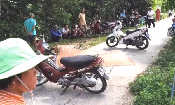 Trên đường đi vườn về thì bị đâm chết, chiếc rìu còn trên ngực