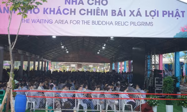 Đông đảo người dân cung kính chiêm bái xá-lợi Đức Phật lần đầu đến Việt Nam