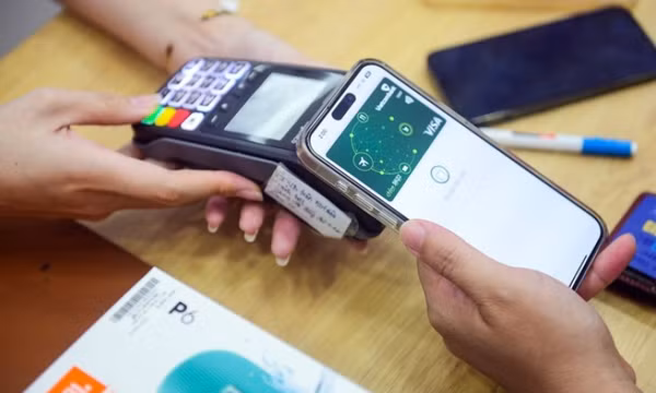 Người Việt bỏ ví, cầm điện thoại