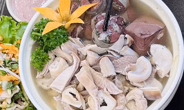 Ba không khi ăn lòng lợn