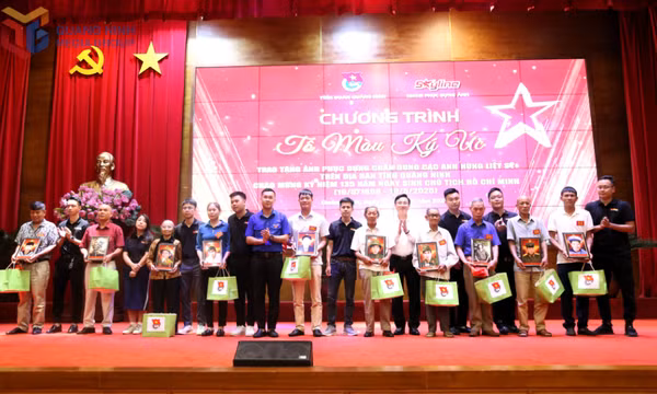 Xúc động Chương trình “Tô màu ký ức” - Trao tặng di ảnh phục dựng chân dung các Anh hùng liệt sĩ