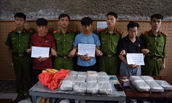 Điện Biên: Bắt ba đối tượng vận chuyển trái phép 50 bánh hồng phiến