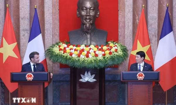 Chủ tịch nước Lương Cường và Tổng thống Pháp Emmanuel Macron gặp gỡ báo chí