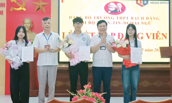 Quảng Yên: Kết nạp đảng viên mới là học sinh