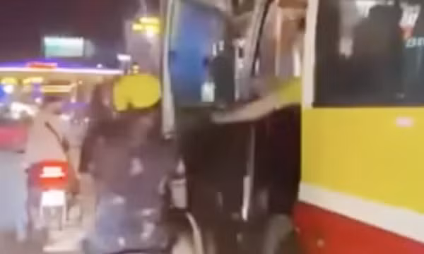 Mở cửa xe buýt đập vào người đi xe máy, mở thêm lần nữa đe dọa, cuối cùng... nhận phạt