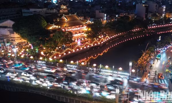 Thành phố Hồ Chí Minh: Đông đảo người dân thả hoa đăng mừng Đại lễ Phật đản