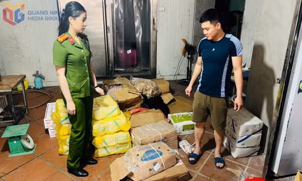 Liên tiếp phát hiện gần 1600 kg chân gà, xúc xích, thịt lợn, bò không rõ nguồn gốc