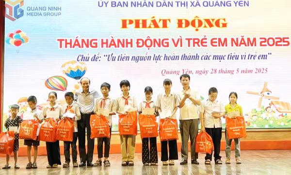 Trao đỡ đầu và học bổng cho 32 học sinh mồ côi, khuyết tật có hoàn cảnh khó khăn