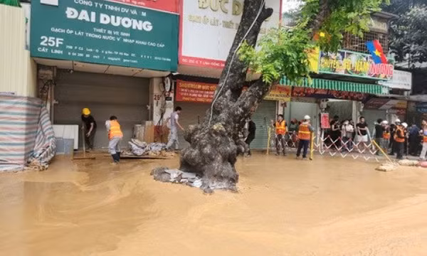 Bùn phun trào khi đào đường ngầm metro, người dân Hà Nội phải đóng cửa hàng