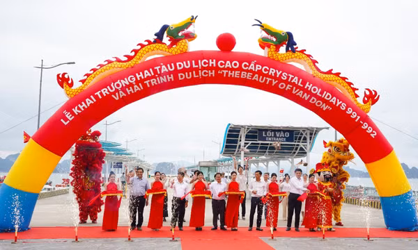Quảng Ninh có thêm đội tàu du lịch cao cấp phục vụ khách tham quan Vịnh Bái Tử Long