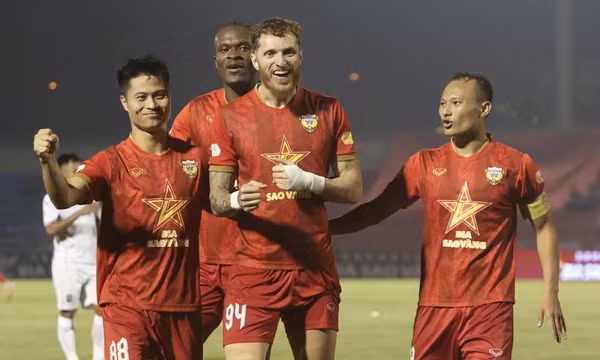 Bình Dương thua ngược Hà Tĩnh, tiếp tục sa sút ở V-League