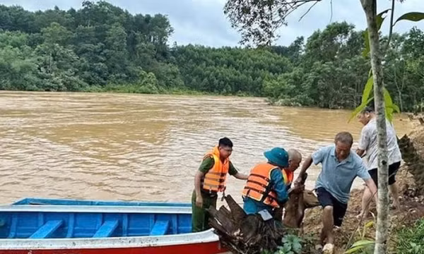 Giải cứu người đàn ông mắc kẹt trong lũ