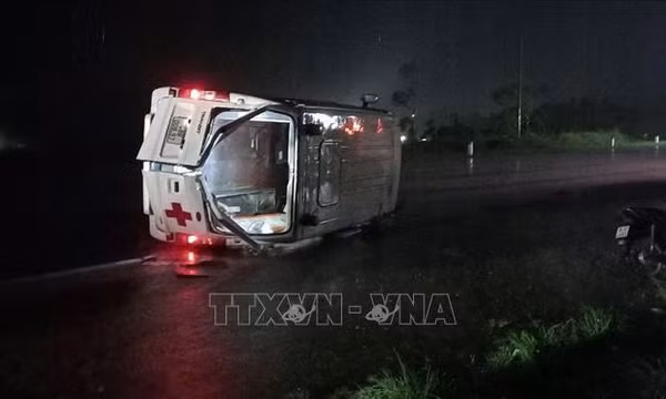 Xe cứu thương va chạm với xe con làm 4 người bị thương