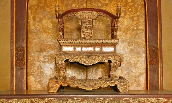 Chỉ đạo mới nhất của Bộ Văn hóa về ngai vua triều Nguyễn bị xâm hại