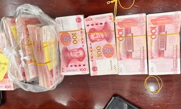 Bắt 4 phụ nữ giấu tiền trong người mang sang Trung Quốc