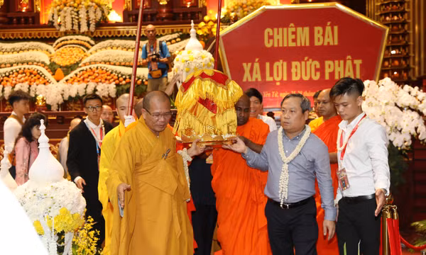 Cung tiễn xá lợi Phật từ Cung Trúc Lâm Yên Tử về chùa Chuông, Hưng Yên